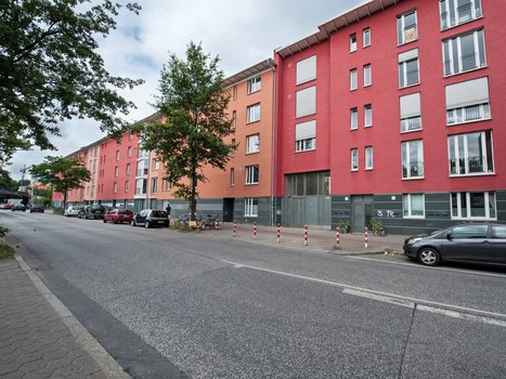 Wohngebäude in der Außenansicht mit Fenstern in Richtung der Straße
