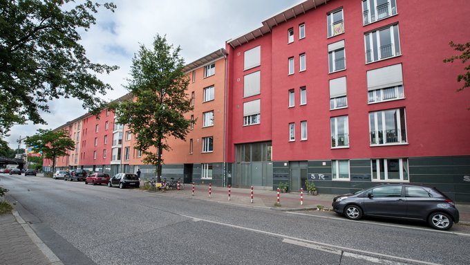Urbanes Wohngebäude mit vielen Fenstern