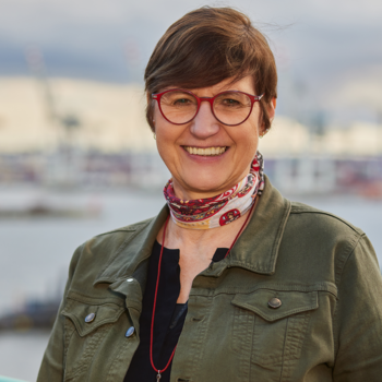 Ein Foto von Maren Seelandt. Im Hintergrund sieht man den Hamburger Hafen.