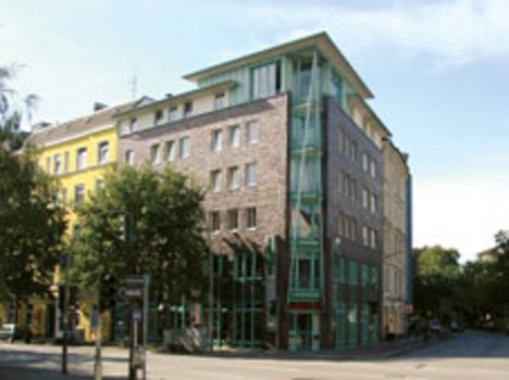 Modernes Wohngebäude in der Außenansicht. 