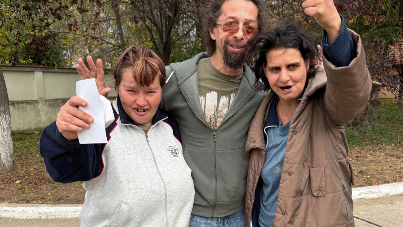 Gruppenbild von zwei Frauen und einem Mann in Bihor/Rumänien.