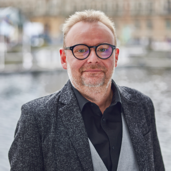 Ein Foto von Andreas Hohnhorst. Im Hintergrund sieht man das Hamburger Rathaus.