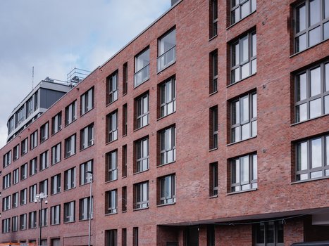 Backsteinfassade mit vielen Fenstern