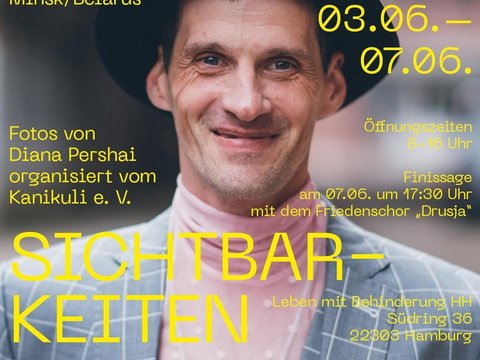 Plakat zur Ausstellung mit Zeit und Ort. Mann mit Hut blickt in Kamera. 