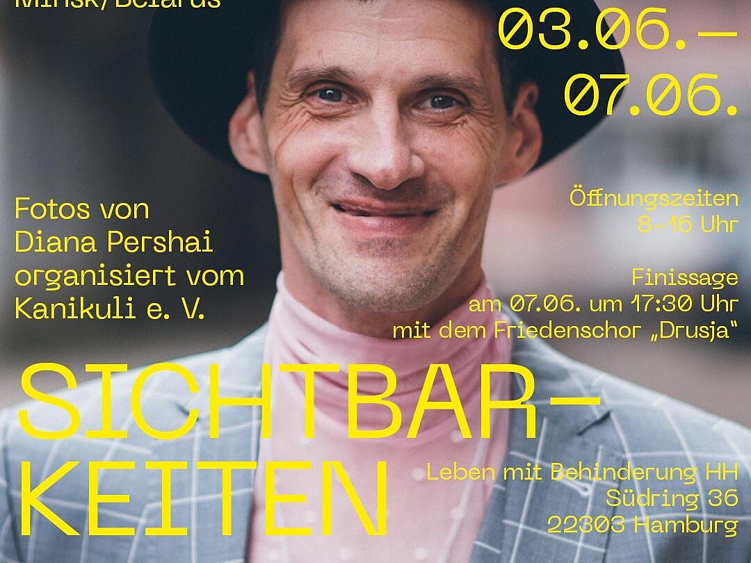 Plakat zur Ausstellung mit Zeit und Ort. Mann mit Hut blickt in Kamera.