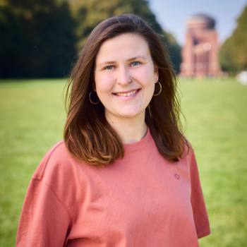 Ein Foto von Stefanie Laddach. Im Hintergrund sieht man das Hamburger Planetarium.