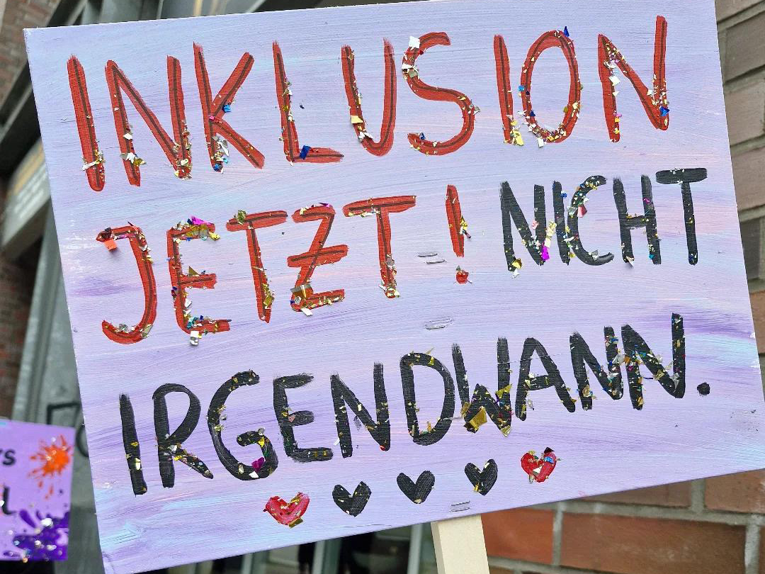 Protestschild mit der Aufschrift Inklusion Jetzt! Nicht irgendwann.