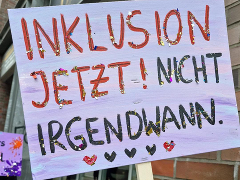 Protestschild mit der Aufschrift Inklusion Jetzt! Nicht irgendwann.
