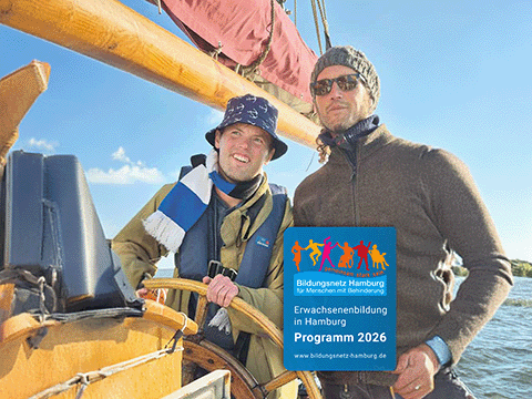Header Programm Erwachsenenbildung 2026: zwei Männer am Steuer eines Segelschiffes