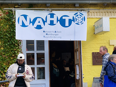 Header NAHT-Markt: Eingang Brakula mit Banner NAHT
