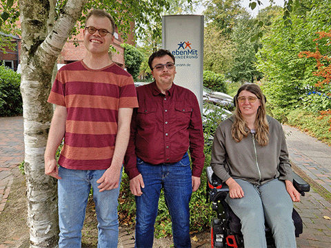 Titelbild vom Besuch des Teilhabe Botschafters im Südring - von links: Fabian Pietzcker, Teilhabebotschafter Paul Kaib, Annika Albers
