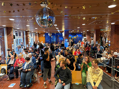 Eisgrillen 2026 Titelbild: Menschen in festlich geschmückter Halle