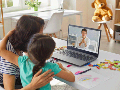 Titelbild: Mutter und Tochter bei einer Videoberatung