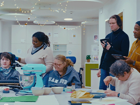 Titelbild von GUT GEFRAGT: Zwei Mitarbeiter bei einer Befragung von Beschäftigten in der Tagesstätte