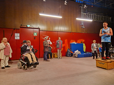 Schauspieler*innen von theater 36 auf der Bühne