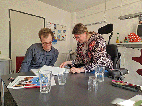 Die Botschafter*innen Fabian Pietzcker und Annika Albers im Büro bei der Arbeit