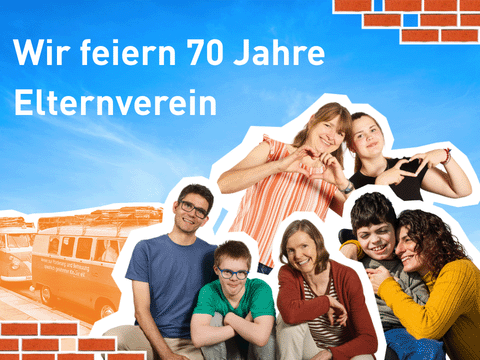 Titelbild Jubiläumsfest Elternverein: Familien mit Eltern und Kindern, im Hintergrund: VW-Bullis